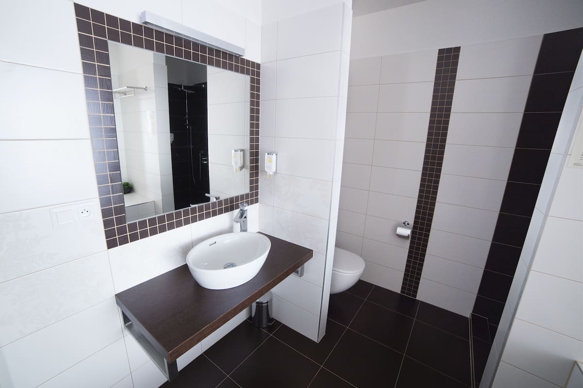 suite, lake view | bathroom | free toiletries, hair dryer, towels