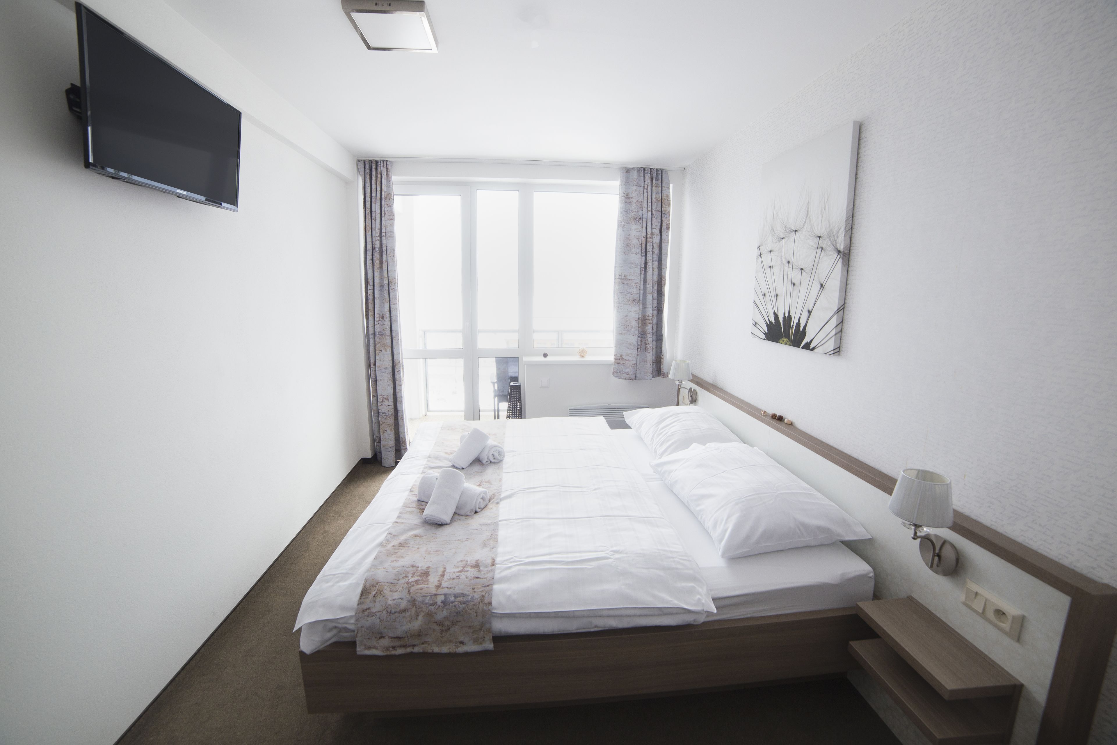 double room, lake view (balcon) | select comfort beds, in-room safe, desk, blackout curtains