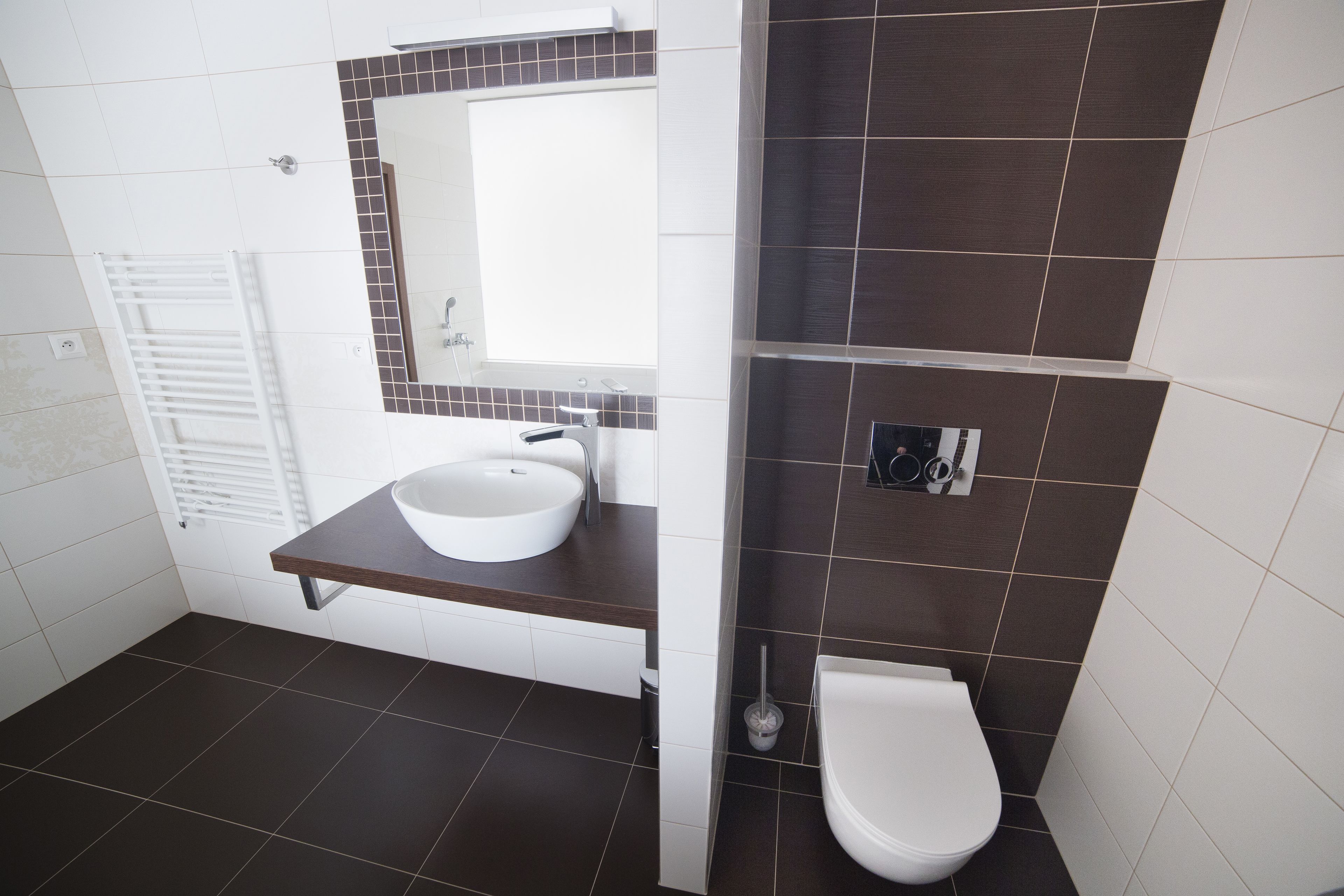 suite, lake view | bathroom | free toiletries, hair dryer, towels