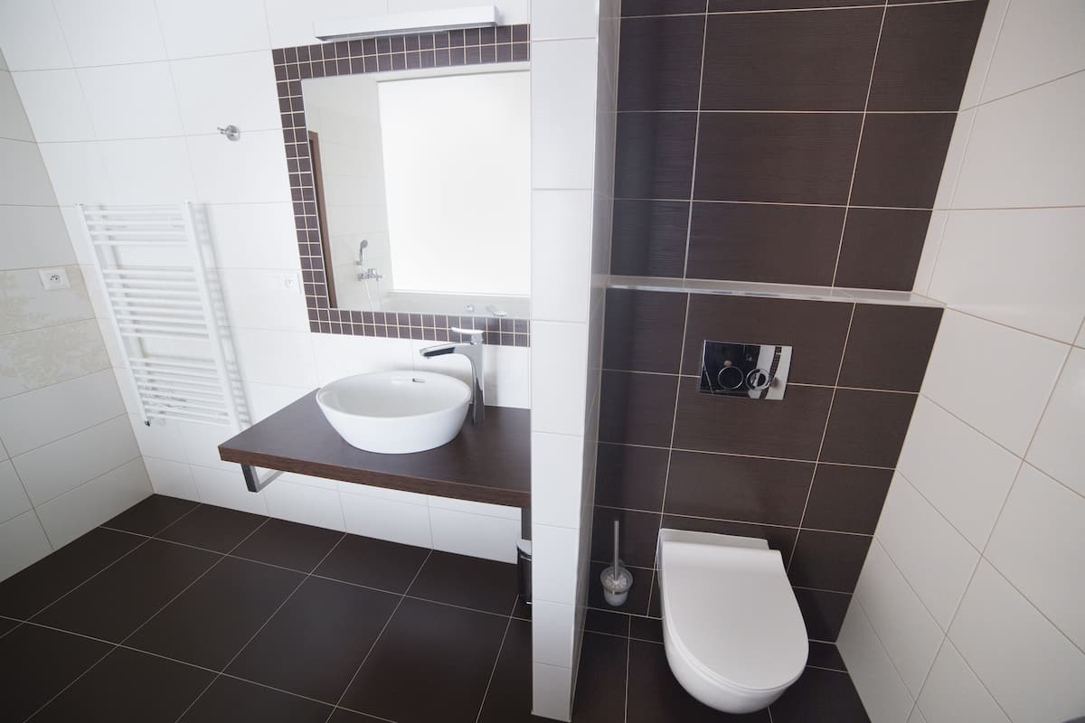 suite, lake view | bathroom | free toiletries, hair dryer, towels