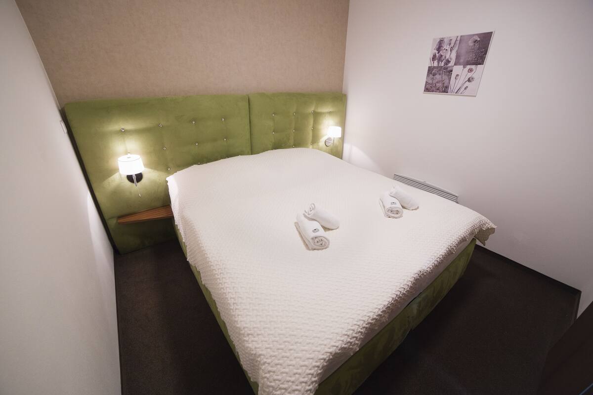 Suite, Terrace | Katil Select Comfort, peti besi dalam bilik, meja