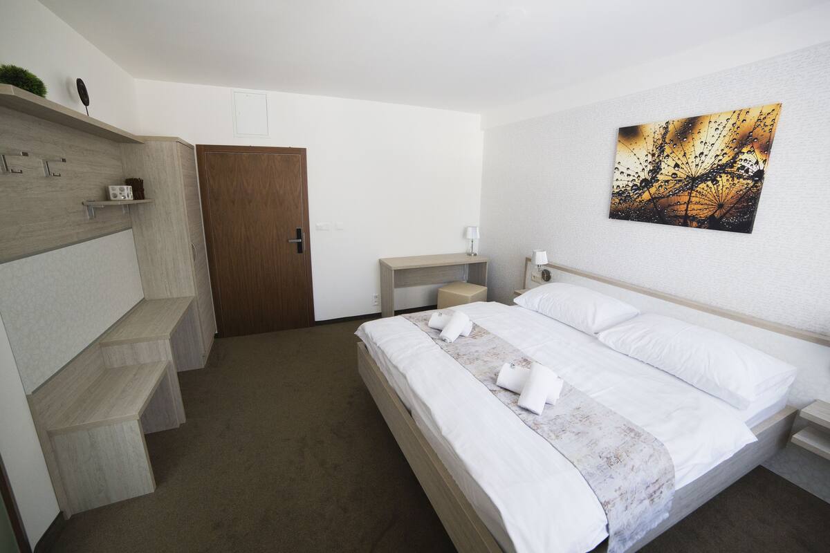 Double or Twin Room | Katil Select Comfort, peti besi dalam bilik, meja