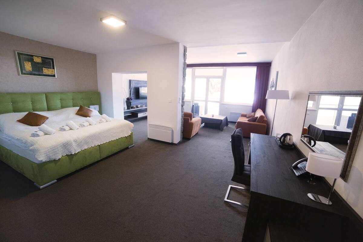 Suite, Lake View | Katil Select Comfort, peti besi dalam bilik, meja
