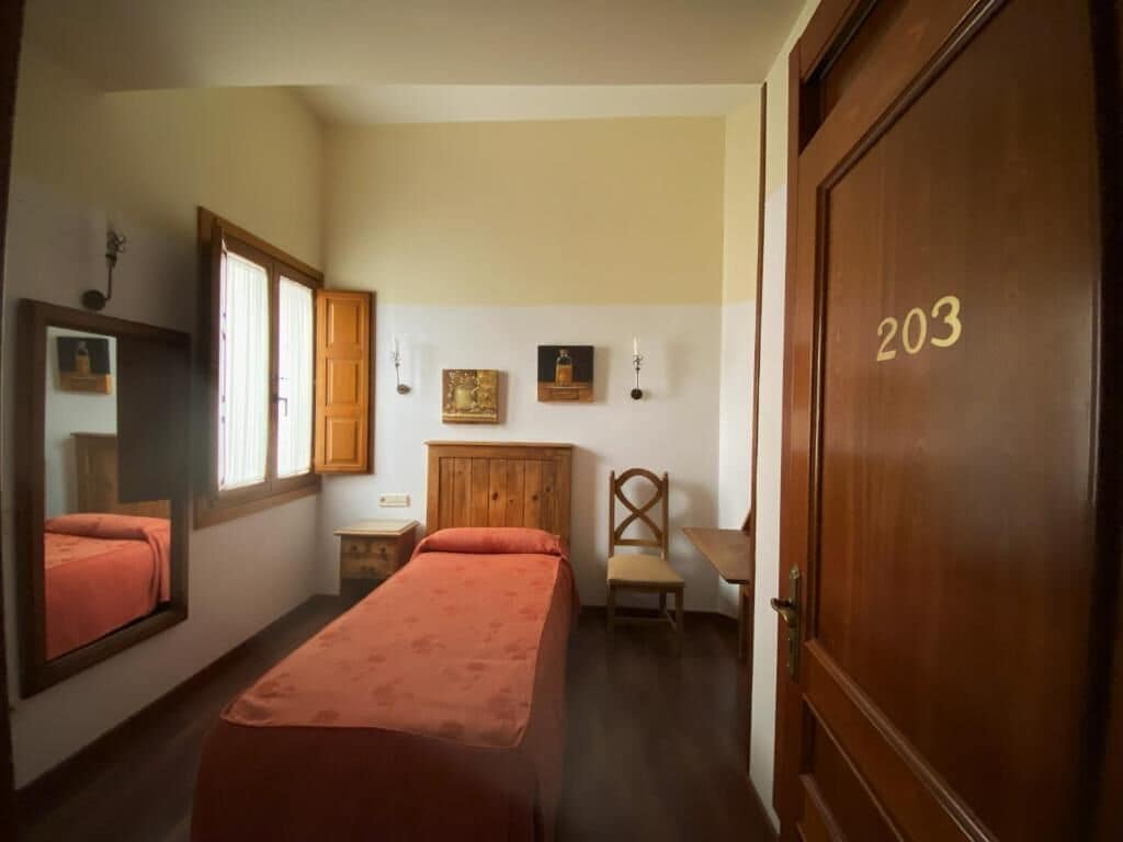 classic single room | wifi, bed sheets