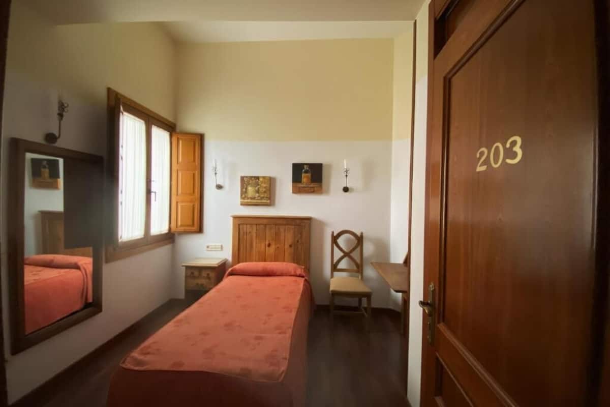 classic single room | wifi, bed sheets