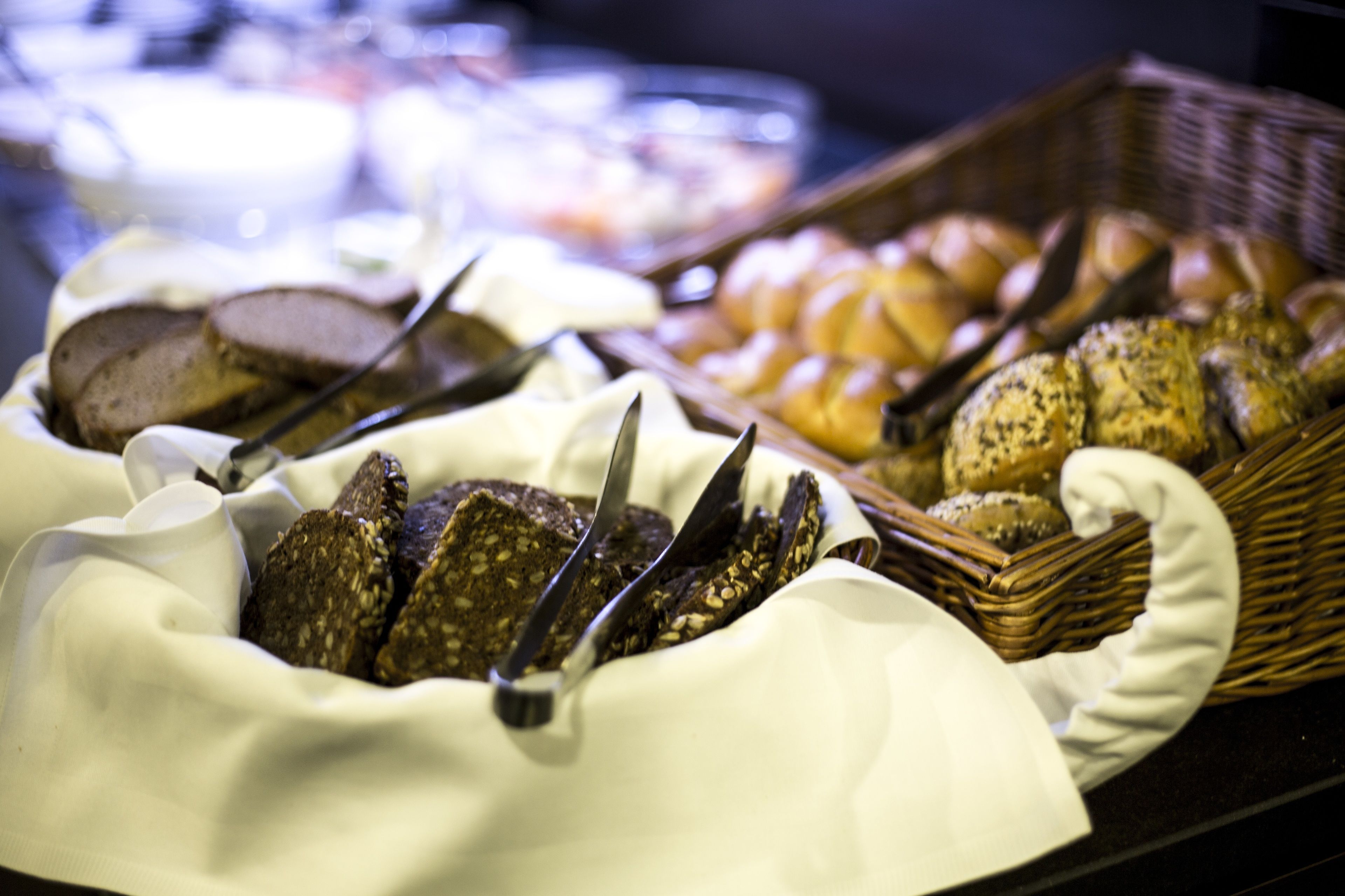 Un buffet proposant une variété de pains et de viennoiseries.