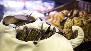 Un buffet proposant une variété de pains et de viennoiseries.