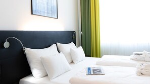 Minibar, coffres-forts dans les chambres, bureau