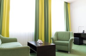 Minibar, in-room safe, desk, laptop workspace - Hotel Rainers (Vienna)