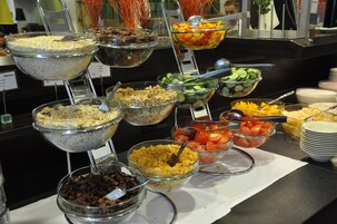 Café da manhã com buffet todos os dias (EUR 22 por pessoa) 