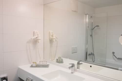 Douche, articles de toilette gratuits, sèche-cheveux, chaussons