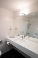 Een douche, gratis toiletartikelen, een haardroger, pantoffels