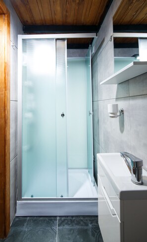 Loftsrom – superior, 1 dobbeltseng | Bad | Dusj, toalettartikler (inkludert), tøfler og håndklær