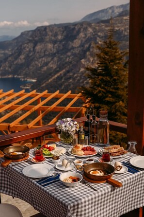 Breakfast, lunch and dinner served  - Yediburunlar Lighthouse Boutique Hotel & Restaurant (Seydikemer)
