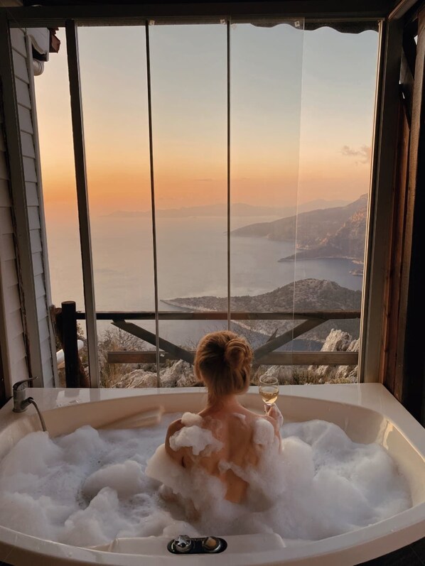 Jetted bathtub - Yediburunlar Lighthouse Boutique Hotel & Restaurant (Seydikemer)