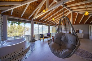 Charm Room, Sea View | Bad | Dusjhode med hydromassaje, toalettartikler (inkludert) og hårføner