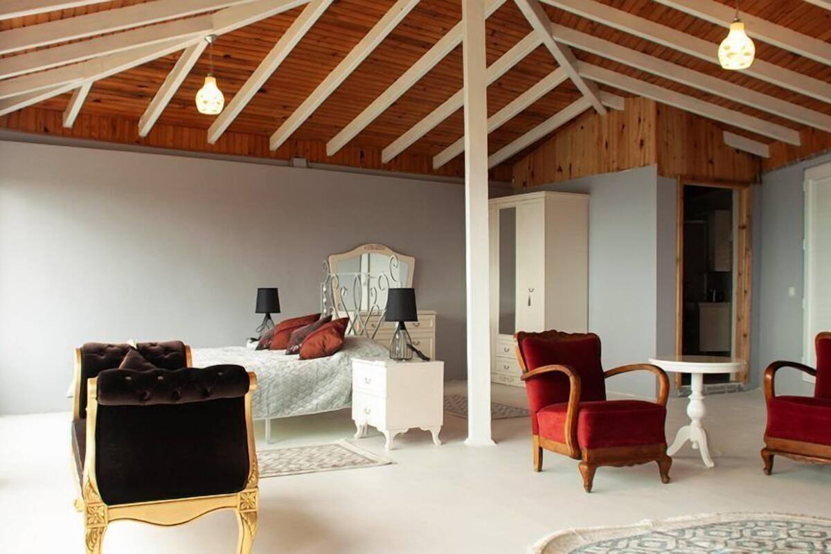 Charm Room, Sea View | 意大利 Frette 床单、高档床上用品、羽绒被、记忆海绵床垫