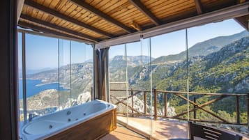 Galanthus Room, Sea View | Salle de bain | Douche hydromassante, articles de toilette gratuits, sĂšche-cheveux