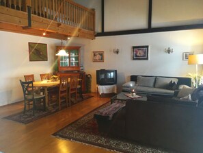 Casa Standard, 3 camere da letto, caminetto, vista montagna | Soggiorno | TV, caminetto