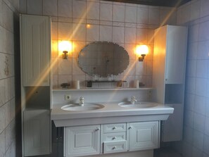 Maison Standard, 3 chambres, cheminée, vue montagne | Salle de bain | Baignoire, serviettes fournies