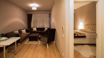 1 bedroom, premium bedding, in-room safe, desk