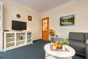 Departamento (FeWo 8 add. cleaning fee 40€ p. night) | Área de sala de estar | Televisión y reproductor de DVD 