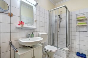 Apartment FeWo 8 (+add. cleaning fee 40,00 EUR per night)  | Bathroom | Shower, hair dryer, towels, toilet paper - Haus Am Wald (Heringsdorf)