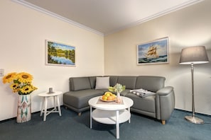 Apartment FeWo 8 (+add. cleaning fee 40,00 EUR per night) | Living area | TV, DVD player