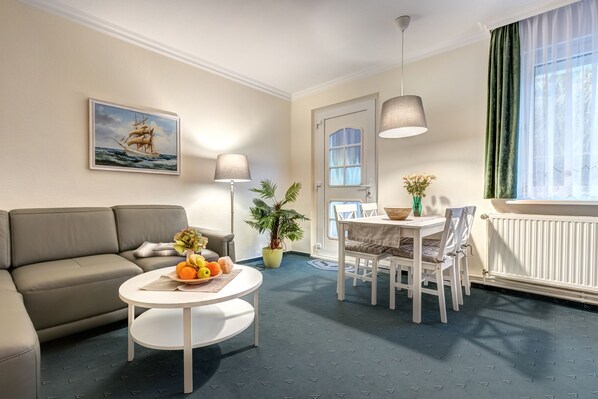 アパートメント (FeWo 8 add. cleaning fee 40€ p. night) | リビング エリア | テレビ、DVD プレーヤー