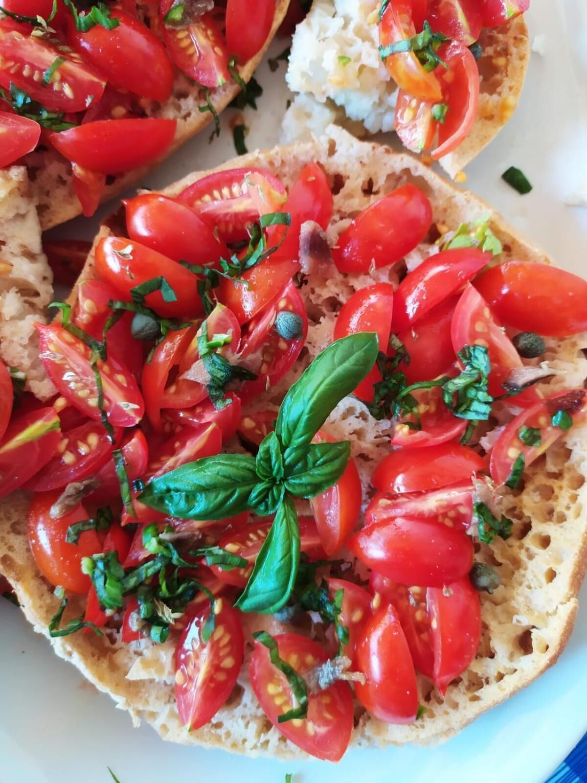 Ein Nahaufnahme von Bruschetta mit Tomaten und Basilikum.