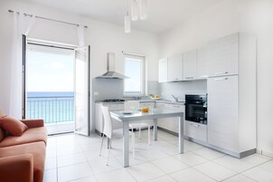 Apartamento luxo, 1 quarto, vista para o mar | 1 quarto, roupas de cama premium, cofres nos quartos