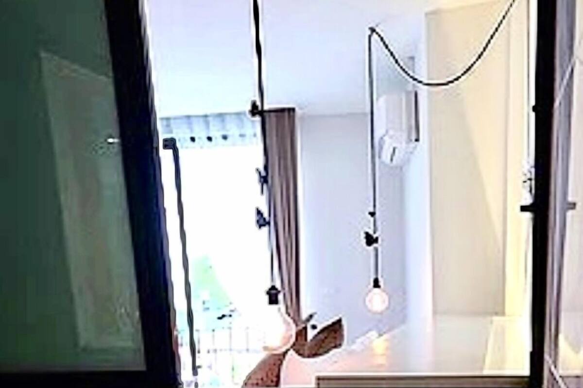 Un baño con una bañera grande, un espejo y una pared de mármol.