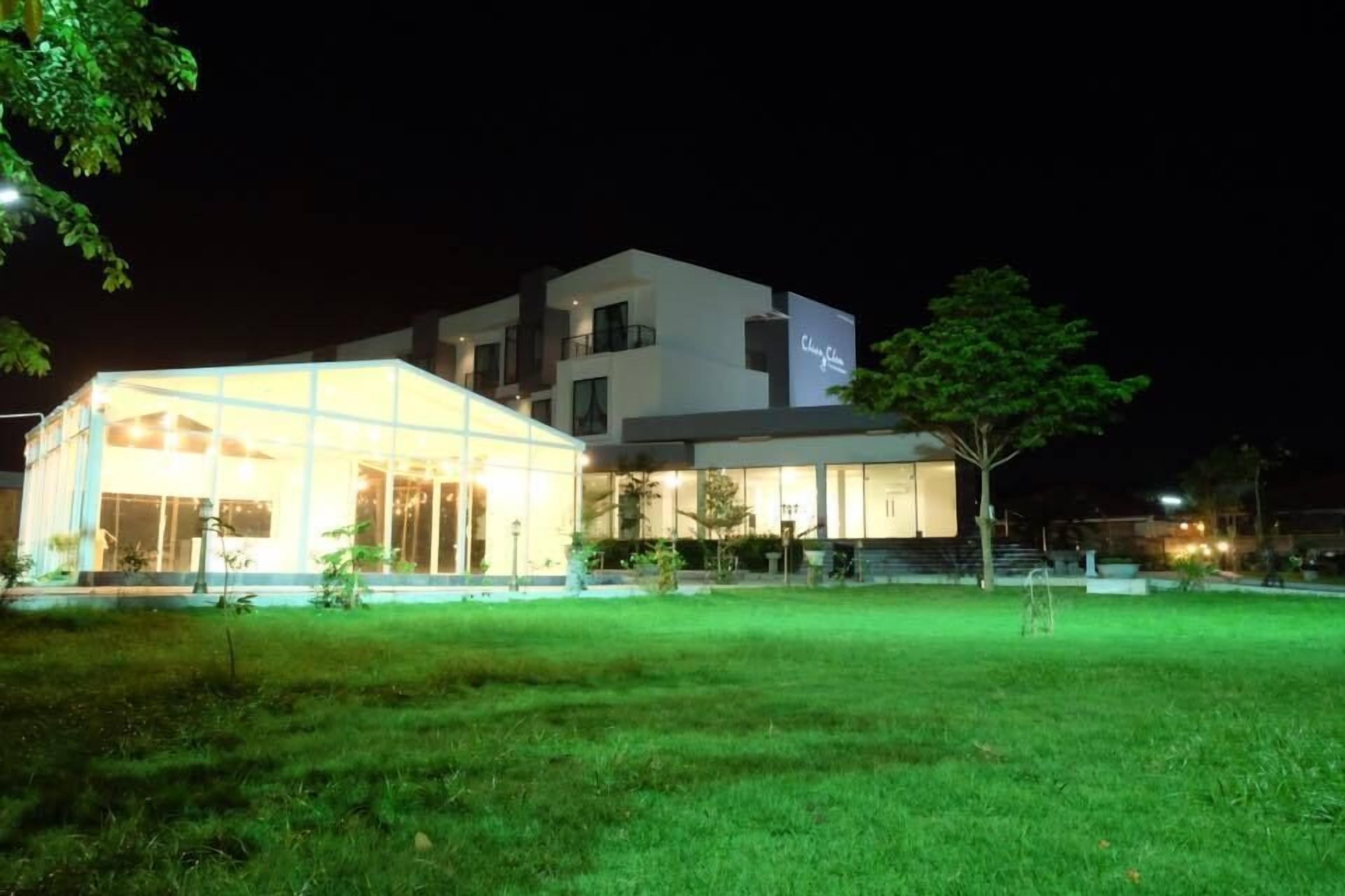 lunch, dinner, brunch served; thai cuisine, garden views