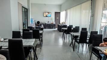 อาหารเช้าแบบคอนติเนนทัลทุกวัน (คิดค่าบริการ)