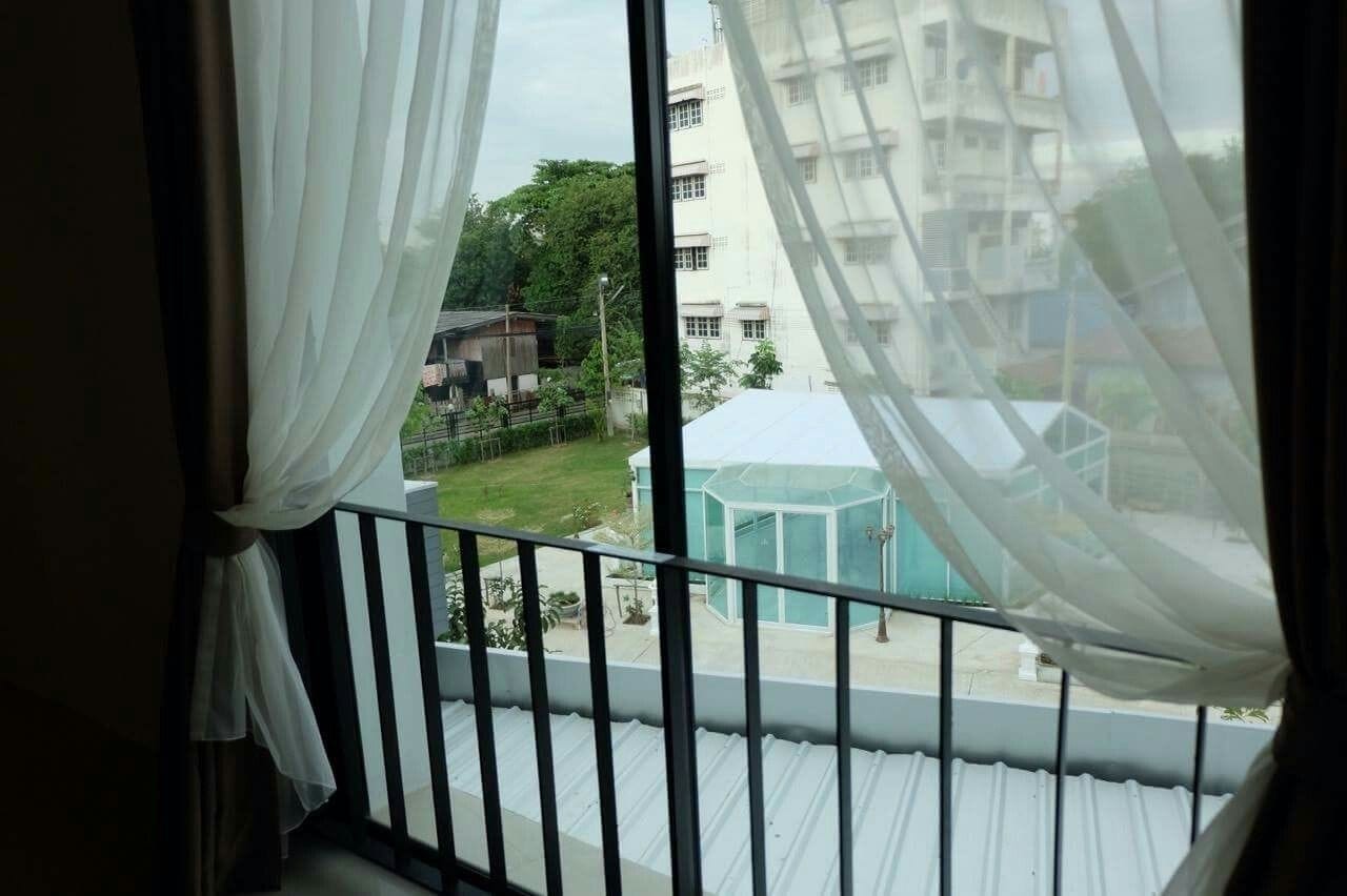 premium bedding, memory-foam beds, in-room safe, individually decorated