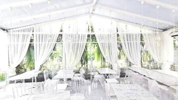 2 restaurants, breakfast, lunch, dinner served; Thai cuisine