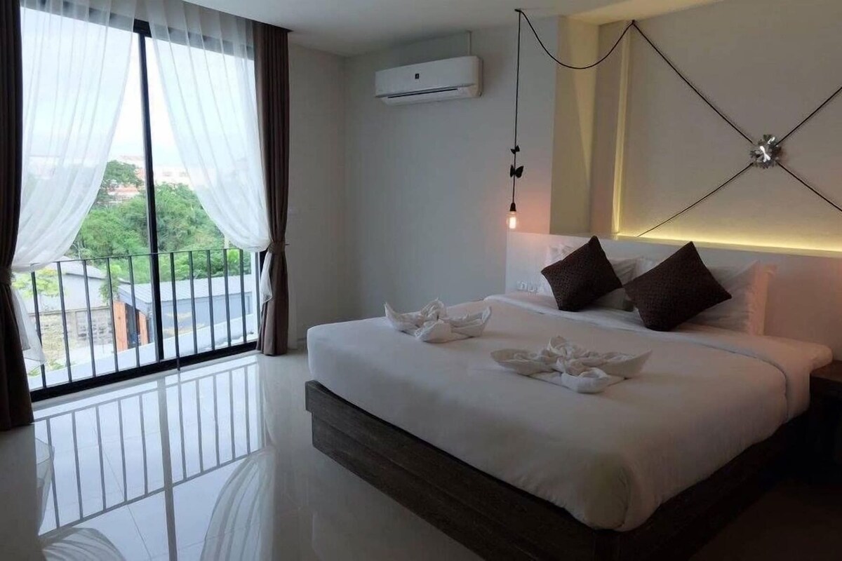 Premium bedding, memory foam beds, in-room safe, desk