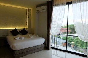 Deluxe Queen Jacuzzi Room | Premium bedding, memory foam beds, in-room safe, individually decorated