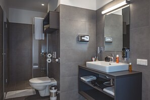 Grand suite, niet-roken | Badkamer | Een douche, gratis toiletartikelen, een haardroger, pantoffels