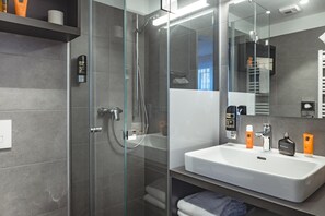 Shower, free toiletries, hair dryer, slippers -  OLIVER urban I Self check-in Apartments (Vienna)