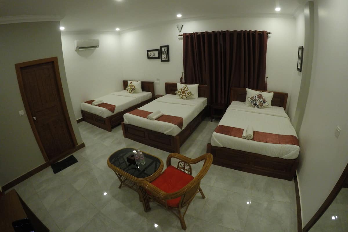 Triple Room | In-room safe, desk, free WiFi