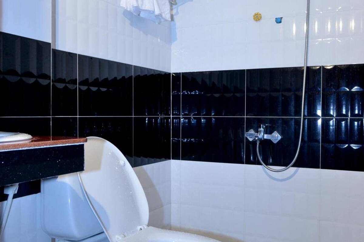 shower, free toiletries, slippers, towels