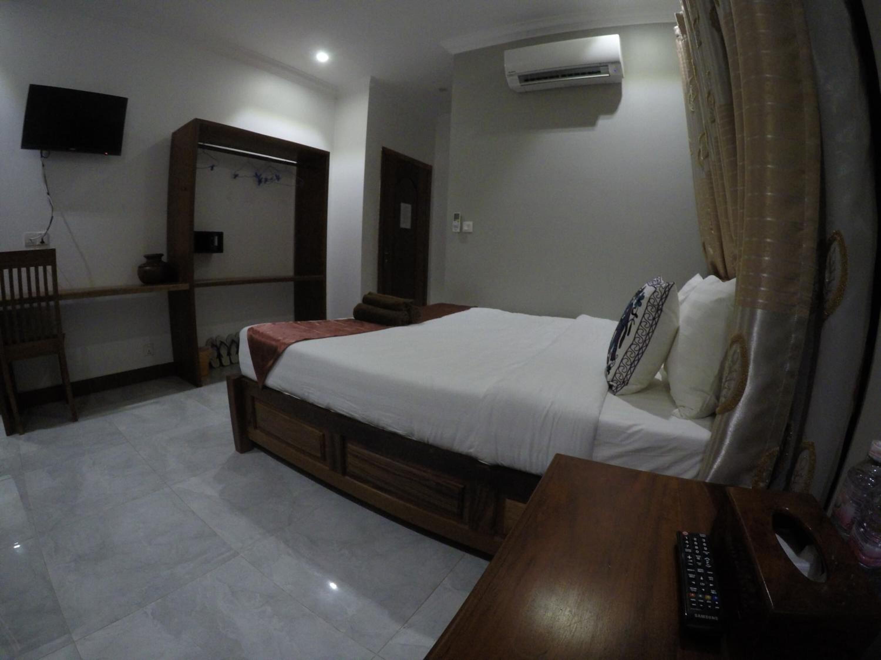 in-room safe, desk, free wifi