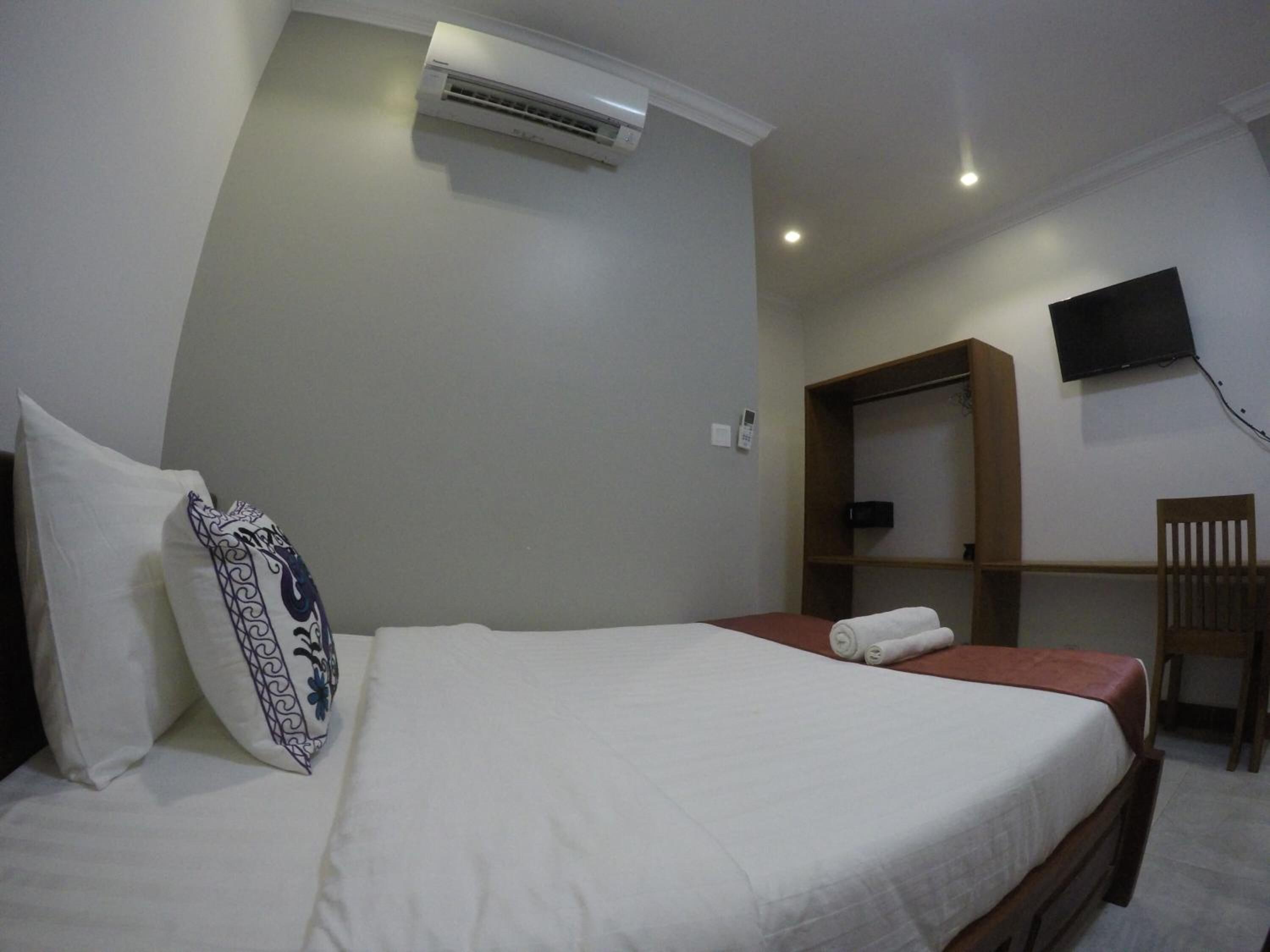 in-room safe, desk, free wifi