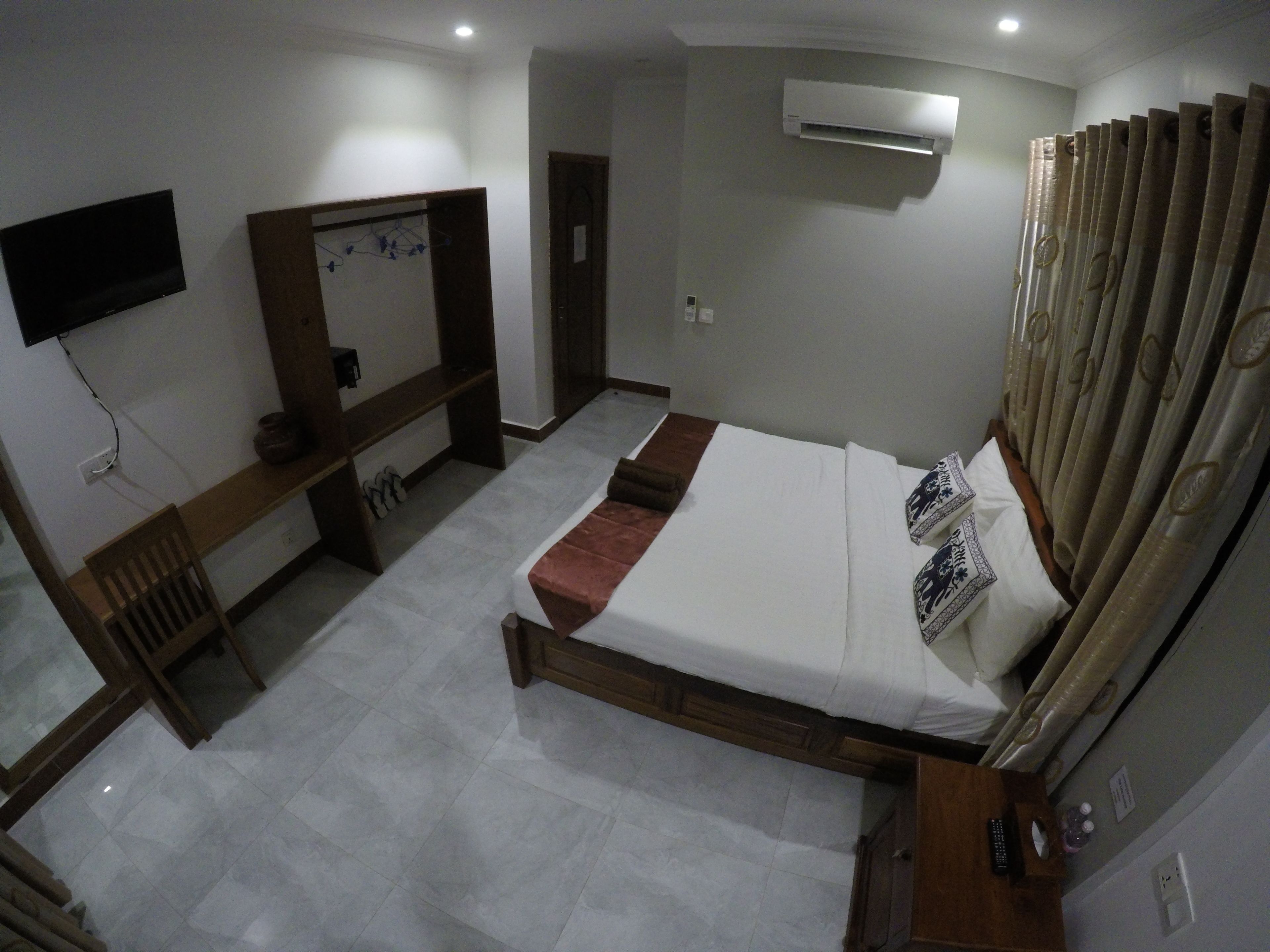 deluxe room, 1 king bed | in-room safe, desk, free wifi