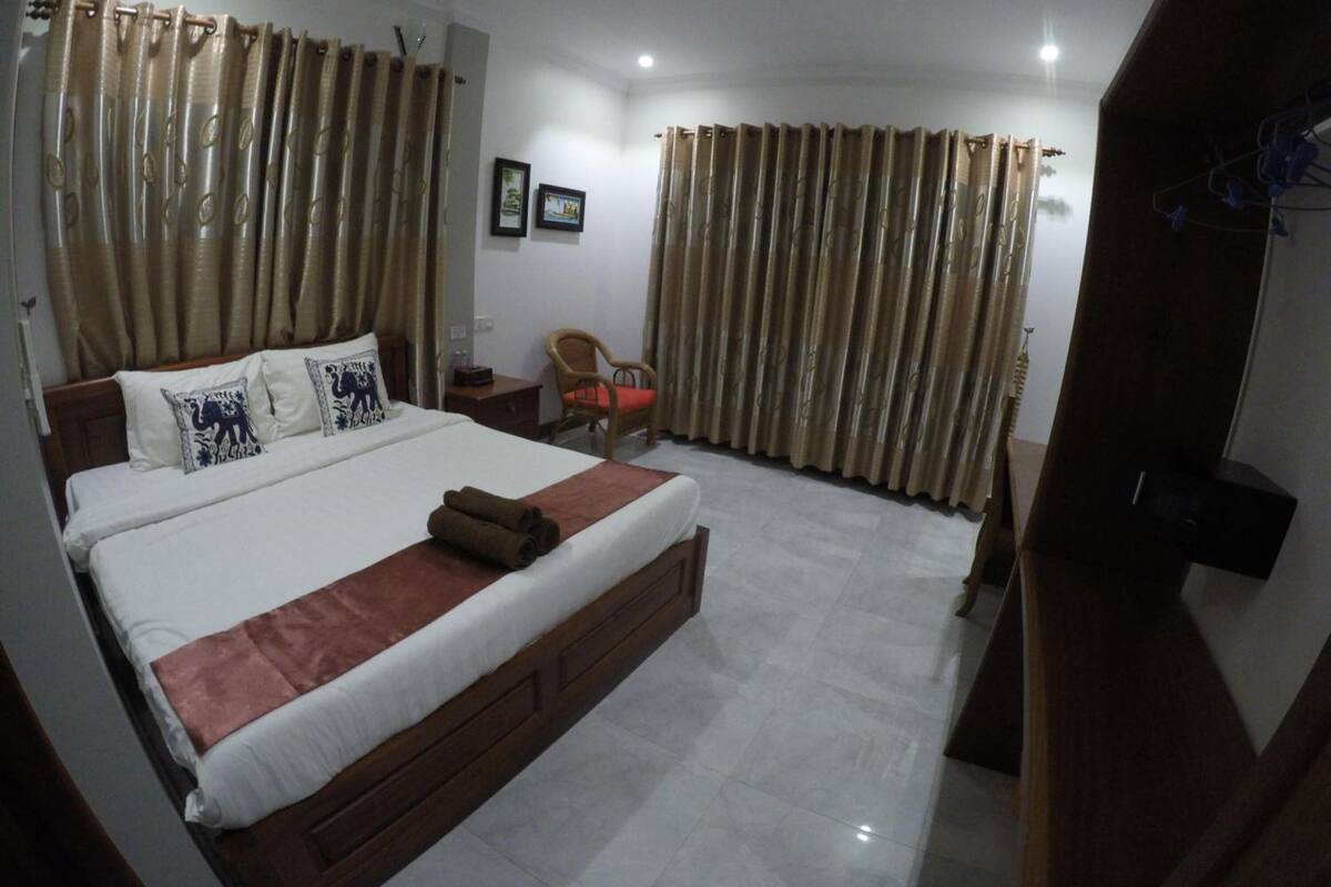 in-room safe, desk, free wifi