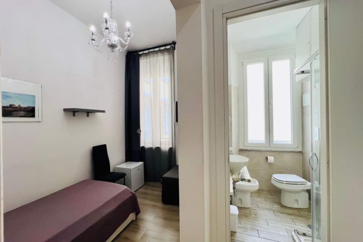 Chambre simple Standard | Literie de qualité, coffre-fort, bureau, système d’insonorisation