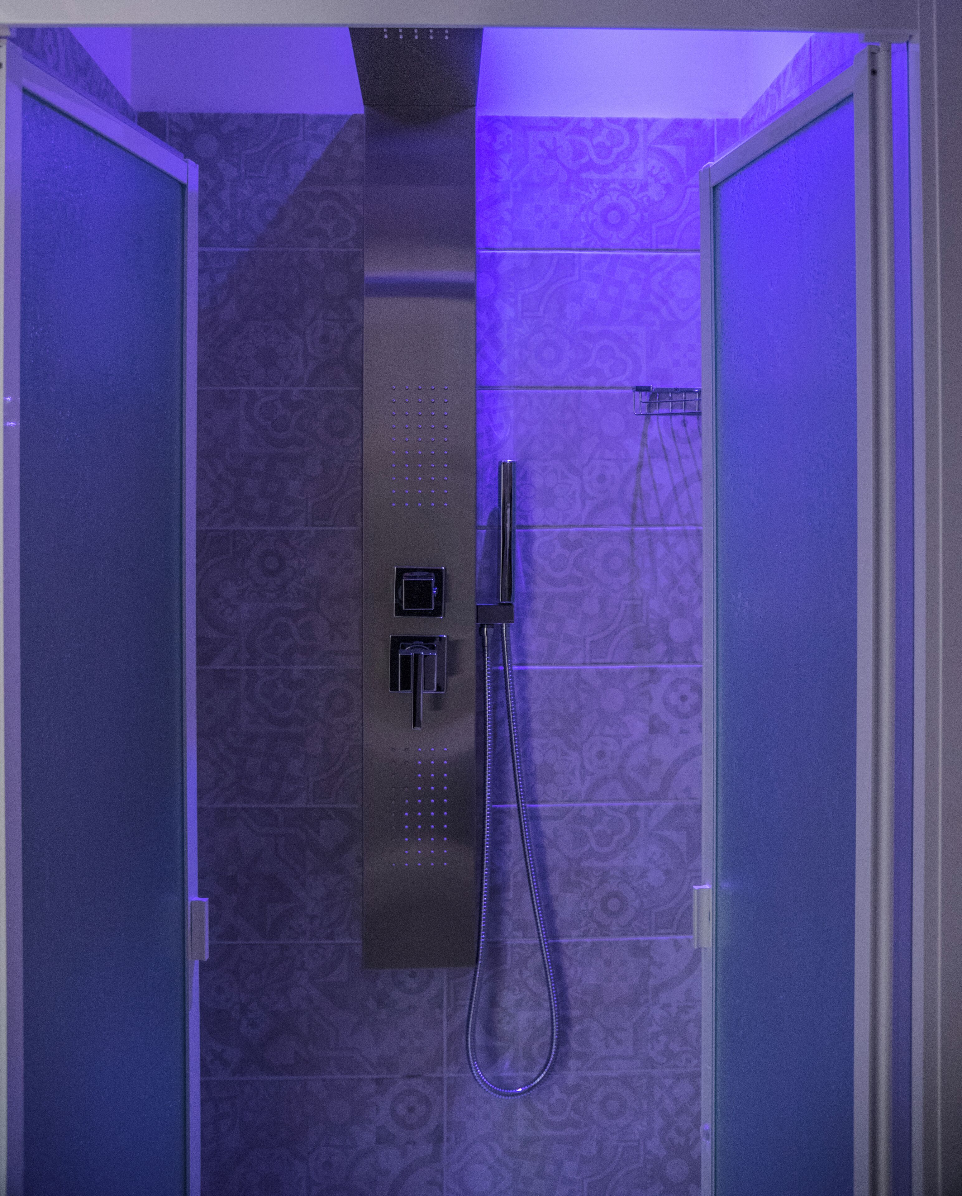 Shower, hydromassage showerhead, free toiletries, towels