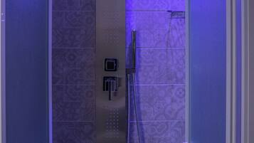 Shower, hydromassage showerhead, free toiletries, towels
