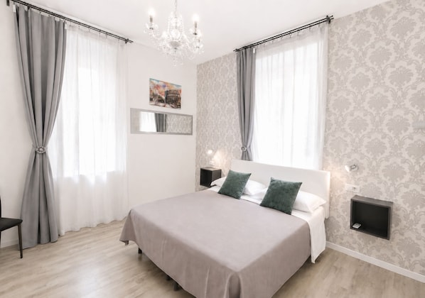 Premium bedding, in-room safe, desk, soundproofing - Inside Roma Rooms by DOT Suites (Rome)